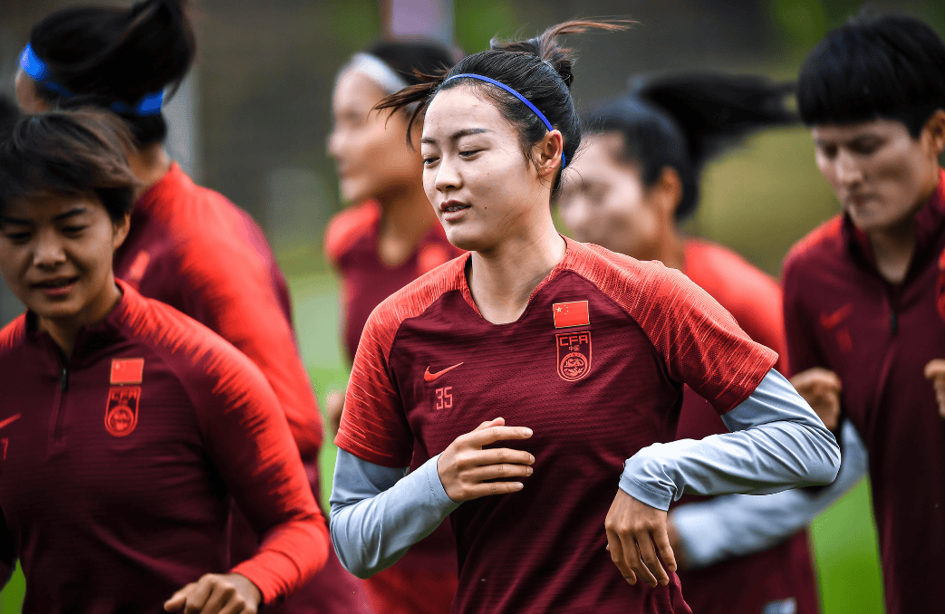 女足比赛结果公布，球员情绪高亢